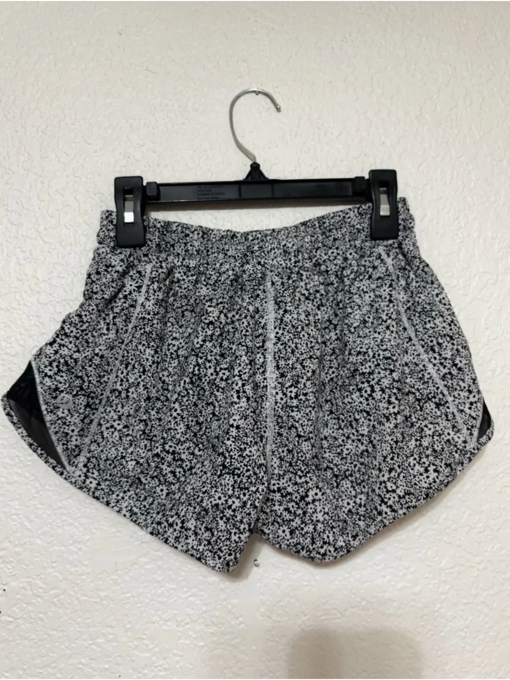 Lululemon Hotty Hot Shorts Black and White Flowers Size 4, 2.5” inseam, Low-Rise